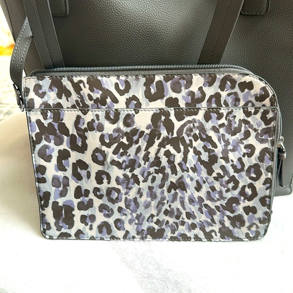 Tommy Bahama large tote with matching zipper pouch!  Excellent condition! - Picture 5 of 11